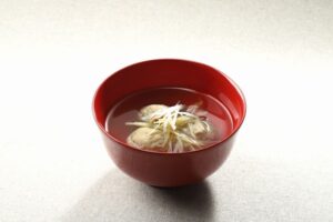 鰯と鰹が香り立つつみれ団子を入れた汁物
