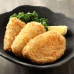 半月形のはんぺんフライを皿に盛り付けた写真