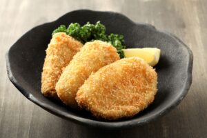 半月形のはんぺんフライを皿に盛り付けた写真