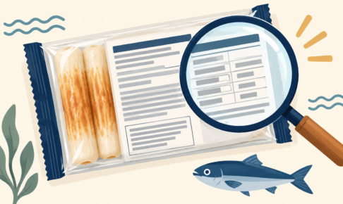 練り製品の包装裏面の表示を虫眼鏡で確認するイラスト