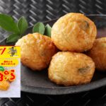皿に盛った丸又のモーレツ天ぷらと商品パッケージ