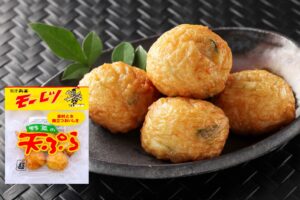 皿に盛った丸又のモーレツ天ぷらと商品パッケージ